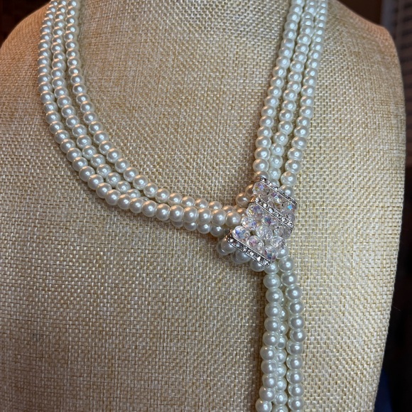 Jewelry - Elegant Pearl Necklace with Rhinestone, crystals and silver Silver Accents